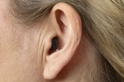 Oticon Zeal nxt CIC H2 2025 Angle90 Close up In On Ear MS1506 Woman