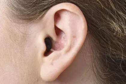 Oticon Zeal nxt CIC H2 2025 Angle90 Close up In On Ear MS1385b Woman